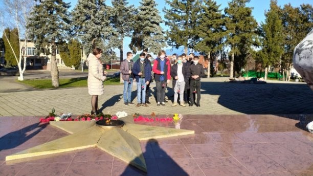 В торжественном возложении цветов приняли участия волонтеры культуры Платнировского поселения и студенты КАТ.