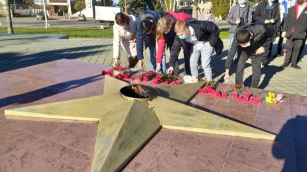 В торжественном возложении цветов приняли участия волонтеры культуры Платнировского поселения и студенты КАТ.