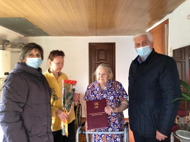 Глава Платнировского сельского поселения Михаил Викторович Кулиш, председатель совета ветеранов поселения Татьяна Владимировна Шагай, коллектив КДЦ поздравили с 95-летием вдову ветерана Великой Отечественной войны Надежду Васильевну Борисенко.