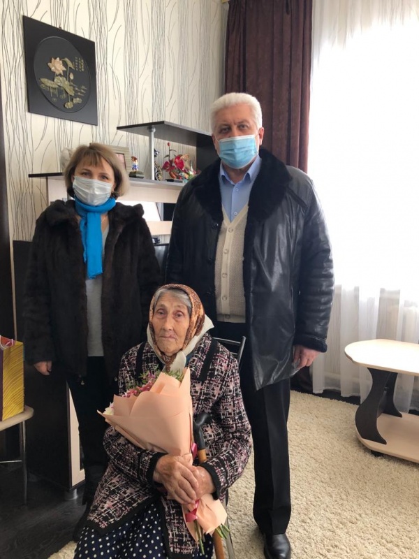 Сегодня, в День полного освобождения Ленинграда от фашистской блокады, глава Платнировского сельского поселения и сотрудники Платнировского КДЦ посетили «жительницу блокадного Ленинграда» Валентину Владимировну Анащенко.