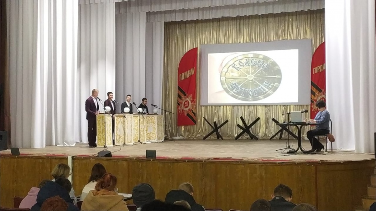 Февраль, февраль. Солдатский месяц. Горят гвоздики на снегу.