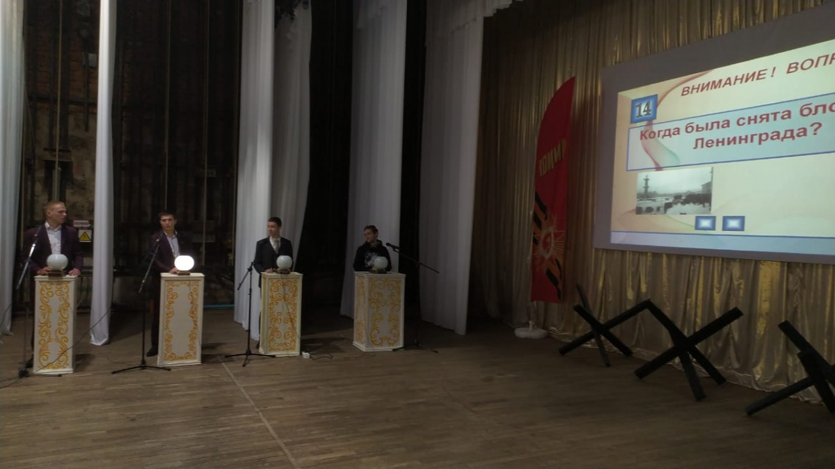 Февраль, февраль. Солдатский месяц. Горят гвоздики на снегу.