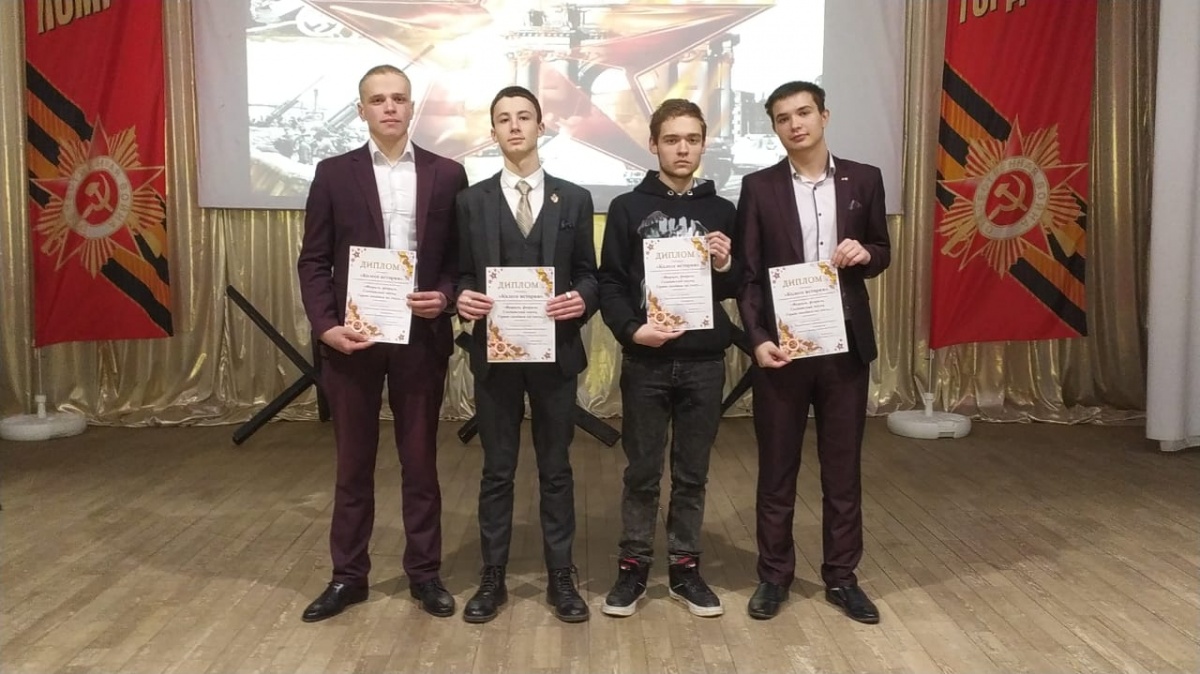 Февраль, февраль. Солдатский месяц. Горят гвоздики на снегу.