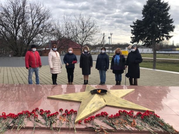 В День 79-ой годовщины освобождения Кореновского района от немецко-фашистских захватчиков коллектив ПКДЦ возложил цветы к "Вечному огню" и отдал дань уважения всем, кто освобождал Кубань.