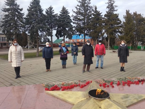В День 79-ой годовщины освобождения Кореновского района от немецко-фашистских захватчиков коллектив ПКДЦ возложил цветы к "Вечному огню" и отдал дань уважения всем, кто освобождал Кубань.