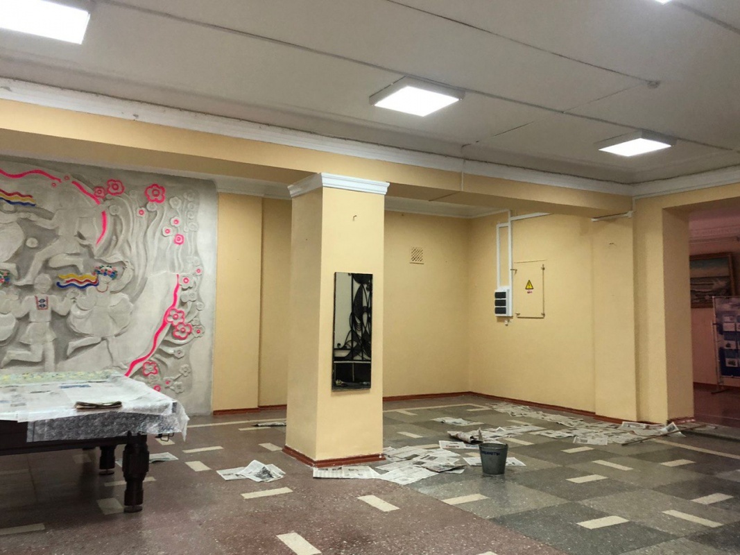 Коллектив культурно-досугового центра готовится к самому главному празднику России - Дню ПОБЕДЫ! Своими силами провели ремонт фойе ПКДЦ!