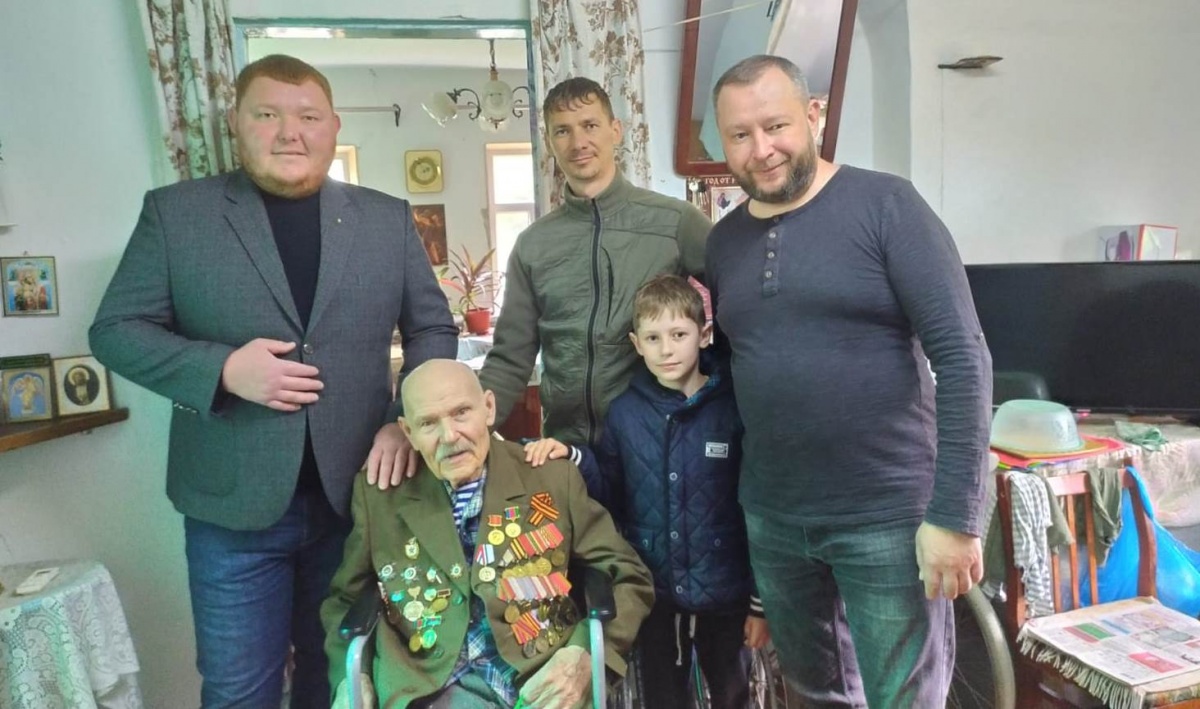 Поздравили ветеранов с Днем Великой Победы!