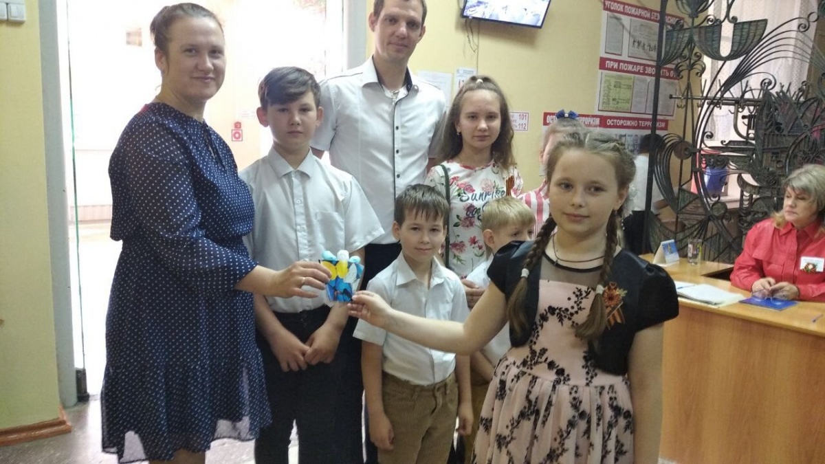 Выставка мастеров ДИТ «Цветы победы». Образцовый коллектив "Богатица" встречает гостей.