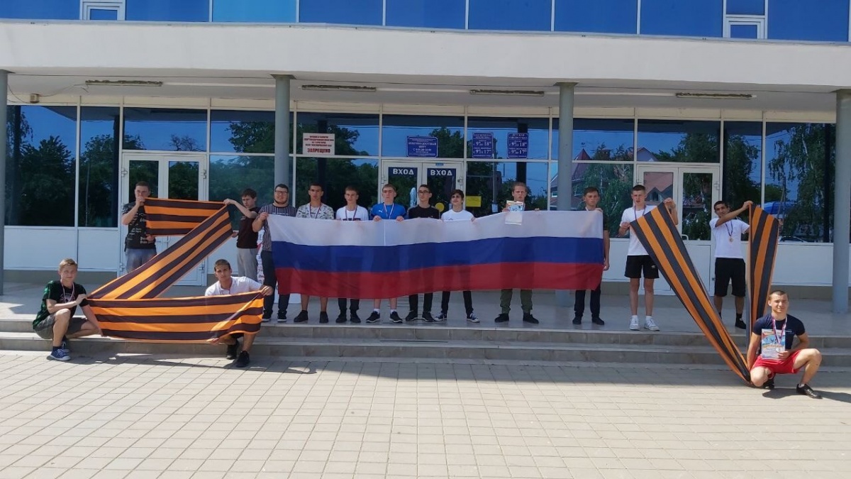 РАЗВЕРТЫВАНИЕ И ПОДНЯТИЕ ФЛАГА РОССИЙСКОЙ ФЕДЕРАЦИИ.