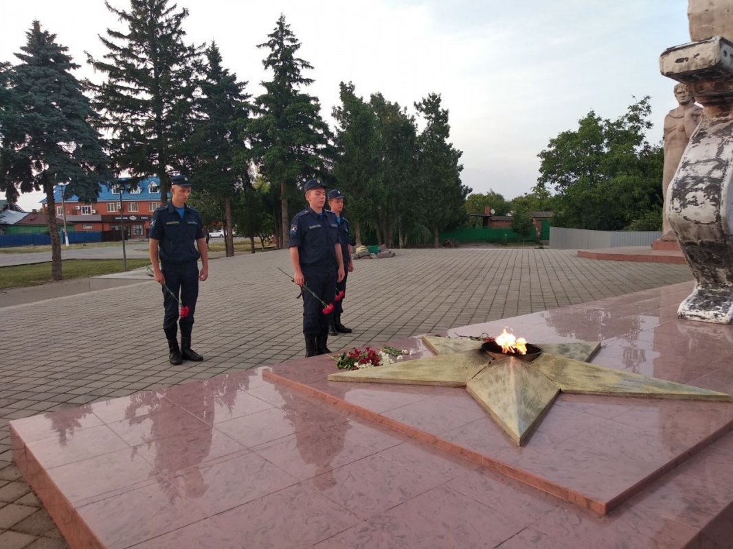 Торжественное возложение цветов к МЕМОРИАЛУ СЛАВЫ