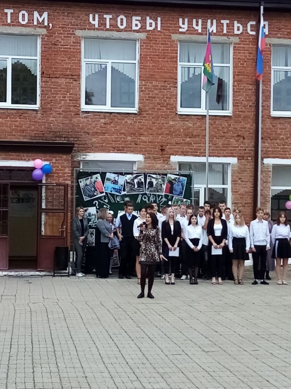 Солисты ПКДЦ поздравили преподавателей Кореновского автомеханического техникума с Днем учителя.