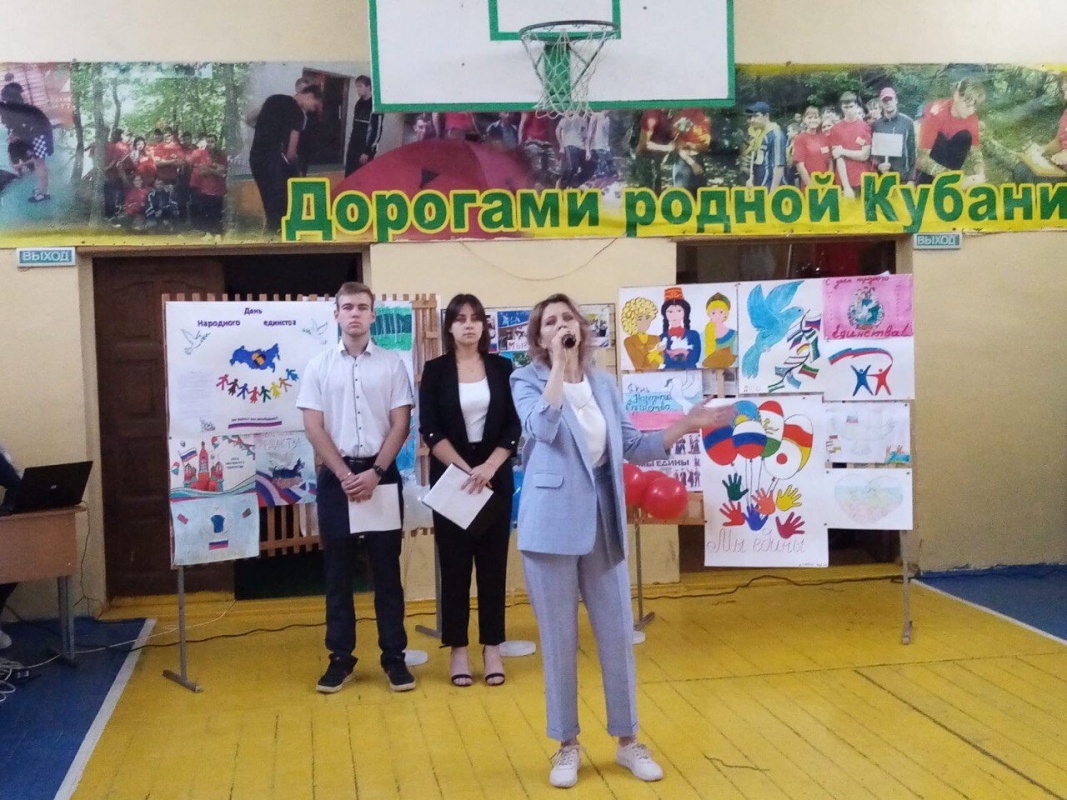 Солистка ПКДЦ Галина Романова поздравила с Днем народного единства студентов КАТ.