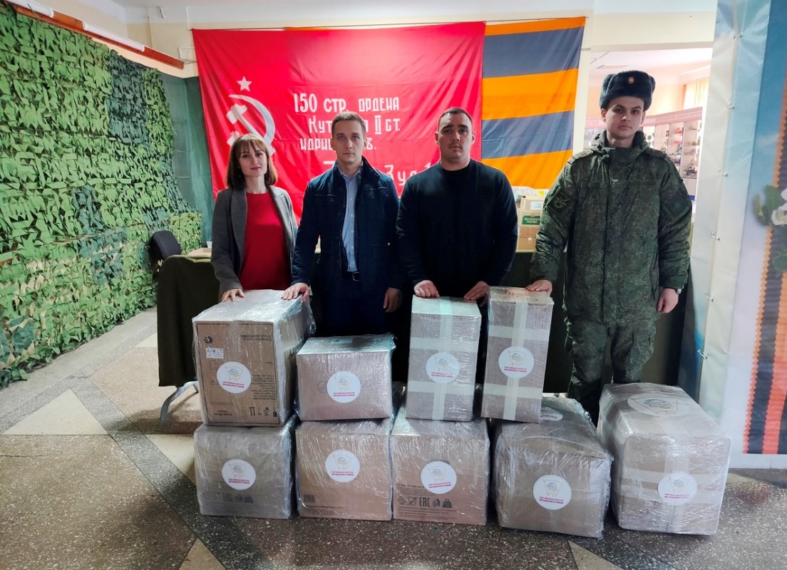 Собрали и доставили в войсковую часть большую партию гуманитарной помощи