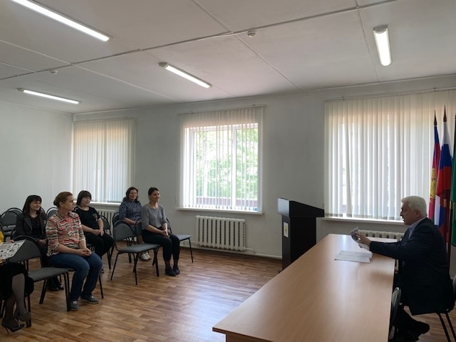 9 декабря - Международный день борьбы с коррупцией. Глава Платнировского сельского поселения Кореновского района М.В. Кулиш провел совещание среди муниципальных служащих, приуроченное к указанной дате.