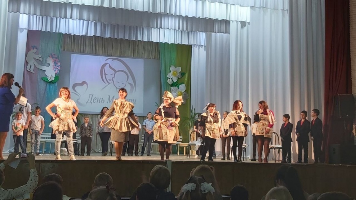 Накануне Дня матери на сцене КДЦ конкурс «Мамина дочка, мамин сыночек».