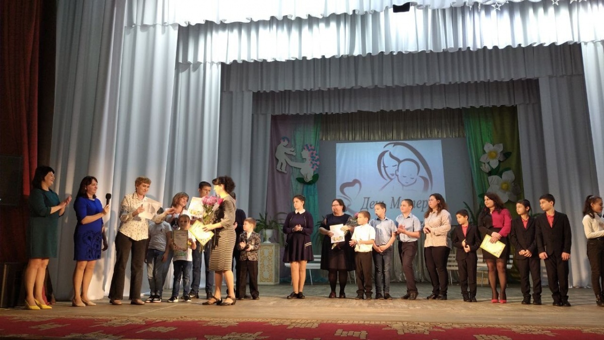 Накануне Дня матери на сцене КДЦ конкурс «Мамина дочка, мамин сыночек».