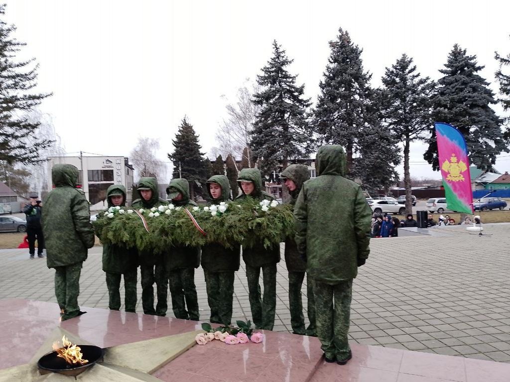 Возложение у Вечного огня...