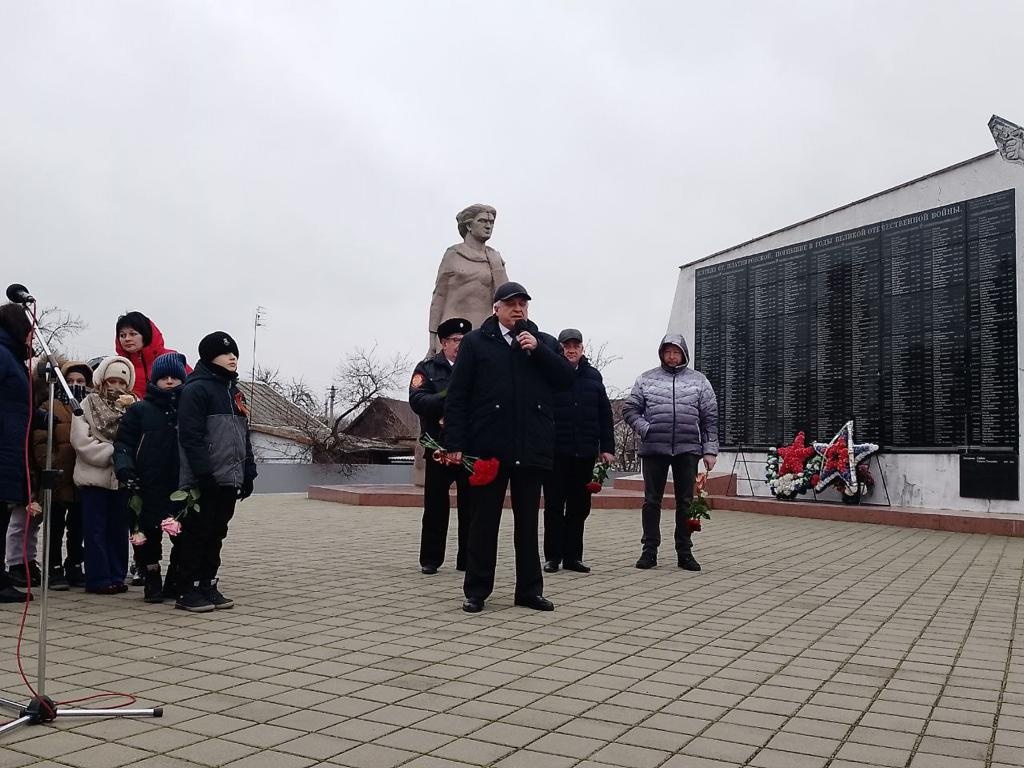 Возложение у Вечного огня...