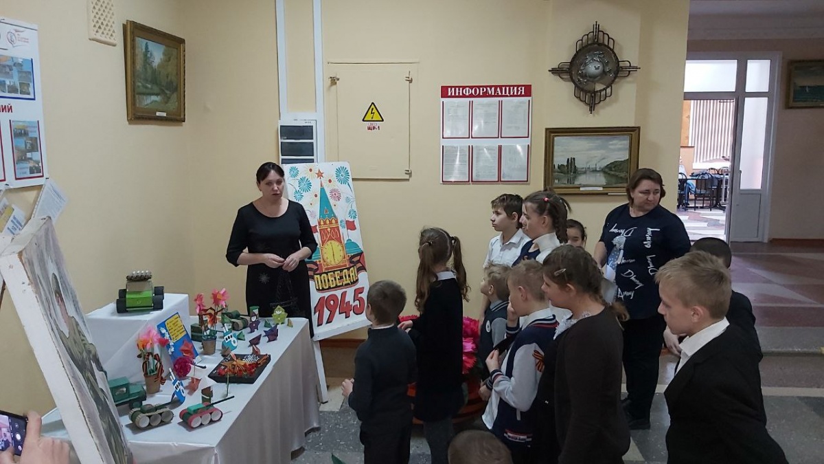 тематическое мероприятие, посвященное блокаде Ленинграда "900 дней блокады" для воспитанников старшей группы детского сада "Колосок".В ходе мероприятия дети узнали о страшных днях блокады, получили кусочек блокадного хлеба в напоминание о тех страшных, голодных днях войны.