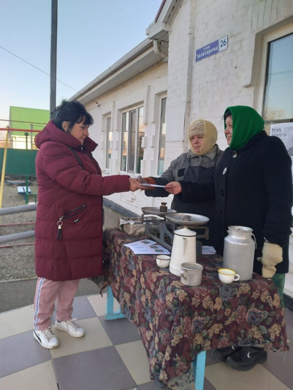 СДК х.Казачий прошла акция "Блокадный хлеб ",жителям хутора были вручены буклеты о памятных событиях и пайка блокадного хлеба.