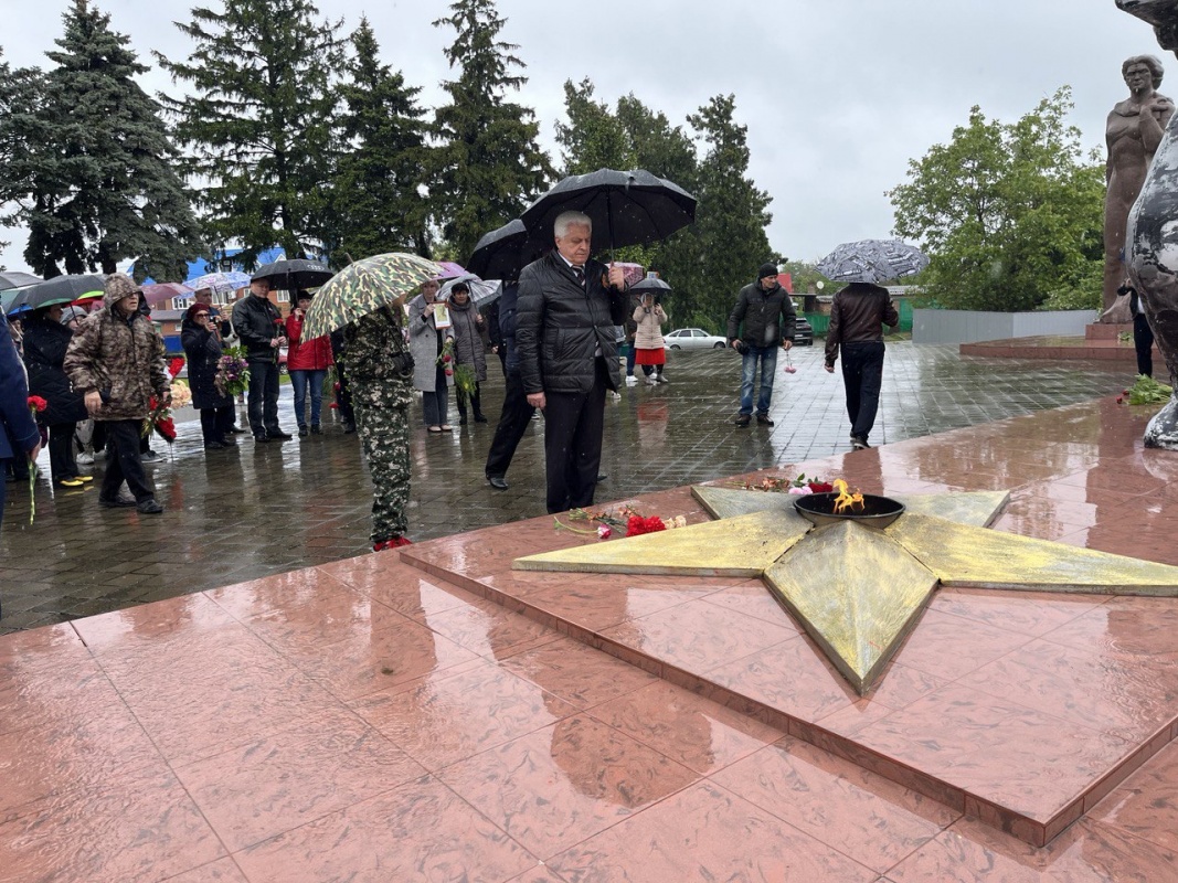 Торжественное возложение цветов