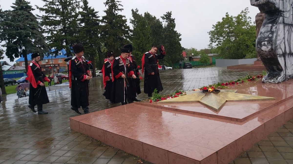 Торжественное возложение цветов