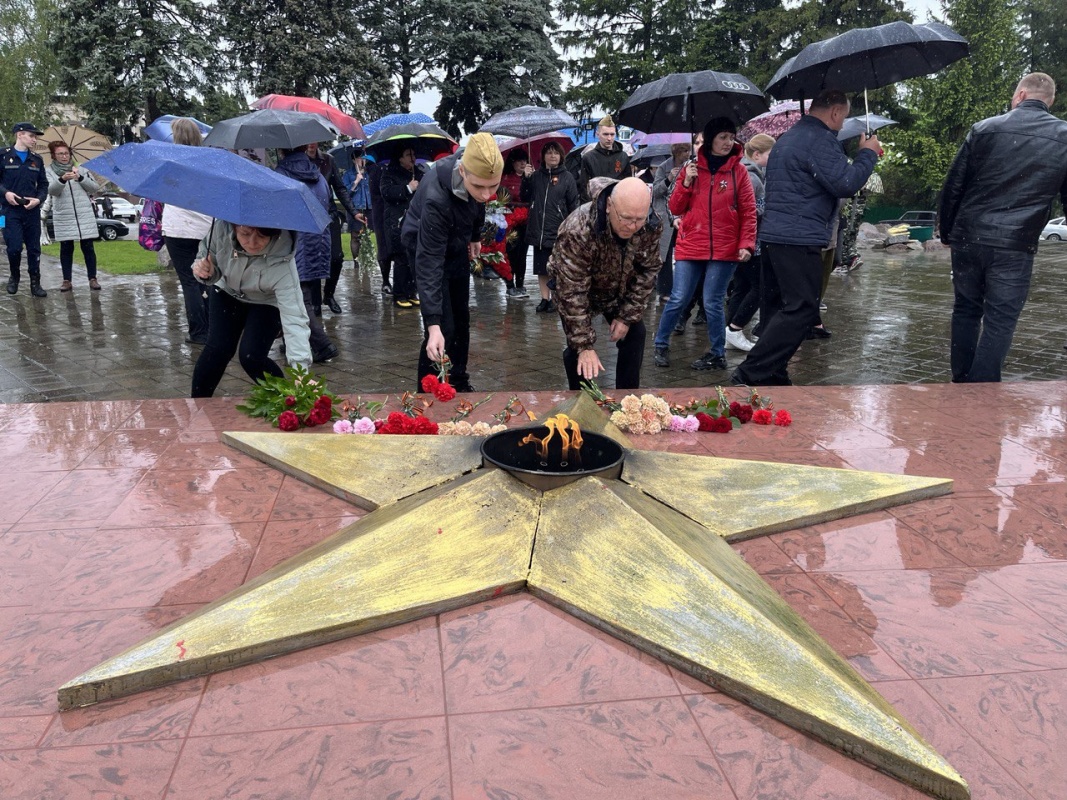 Торжественное возложение цветов