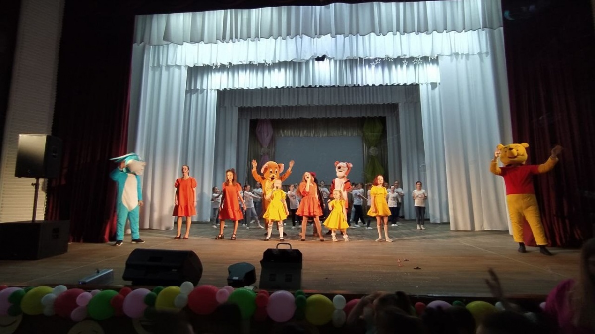 Большой концерт для детей «Танцы, песни, дружба - вот, что детям нужно!» подарили маленькие артисты ПКДЦ. Зритель принимал каждый номер на УРА!