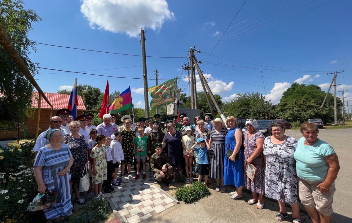 «Что бы помнили». 29 июня в хуторе Казачий прошло торжественное открытие "Стелы Памяти", в честь жителей х. Казачий, воевавших в годы Великой Отечественной войны.161 человек ушёл на фронт с родного хутора, 53 не вернулись домой, 23 пропали без вести.