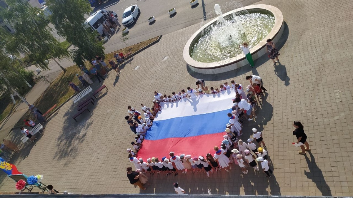 22 августа в День Государственного флага Российской Федерации состоялась церемония развертывания триколора на главной площади станицы.