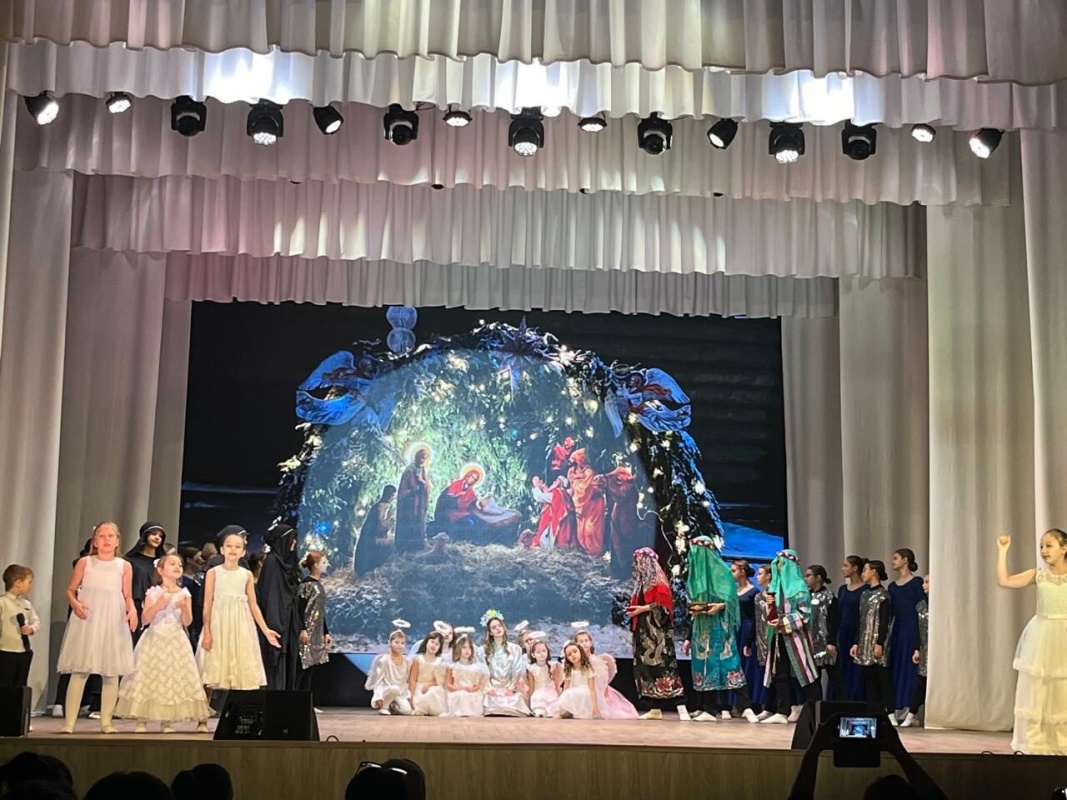 Рождество великий христианский праздник, один из самых добрых, теплых и душевных семейных праздников в нашей стране. В рождественские дни, как никогда, все живут в ожидании чуда. И особенно его