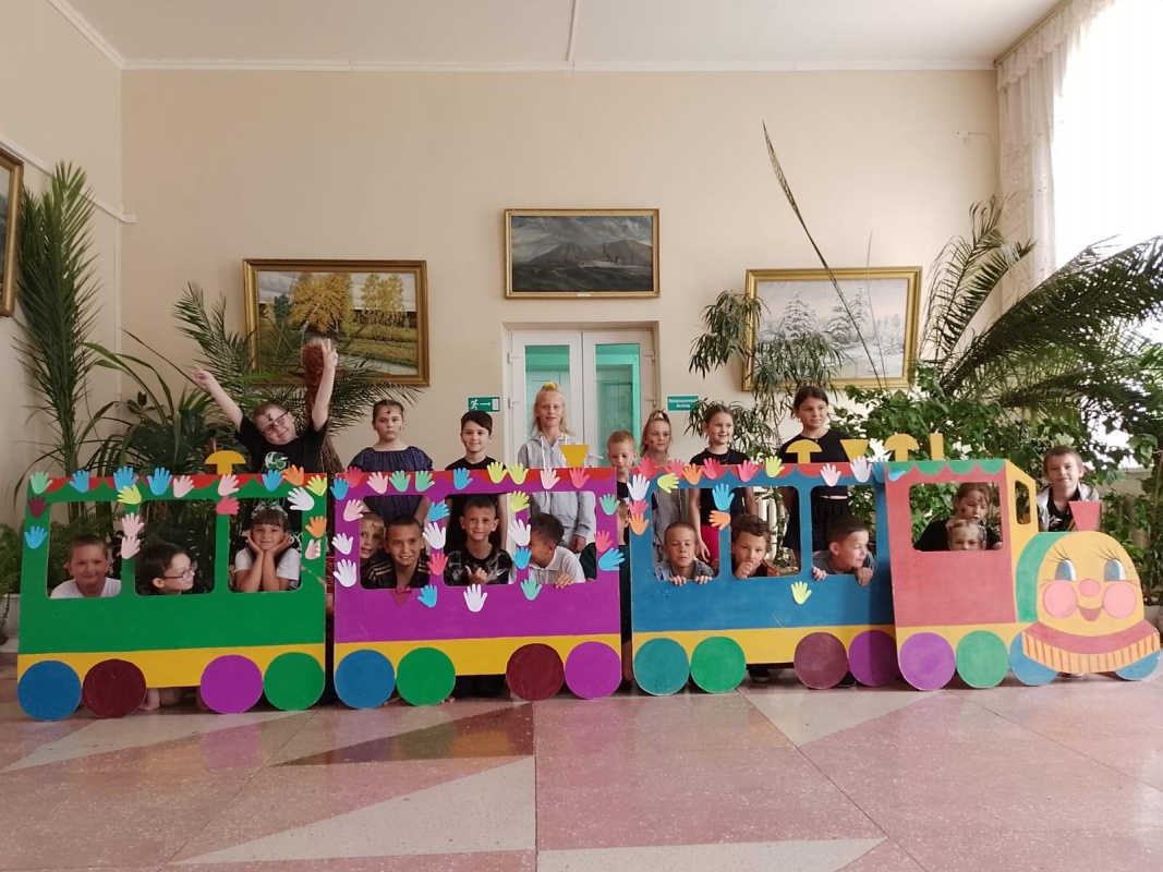 Во второй летний день для ребят начала свою работу летняя площадка "Карусель".