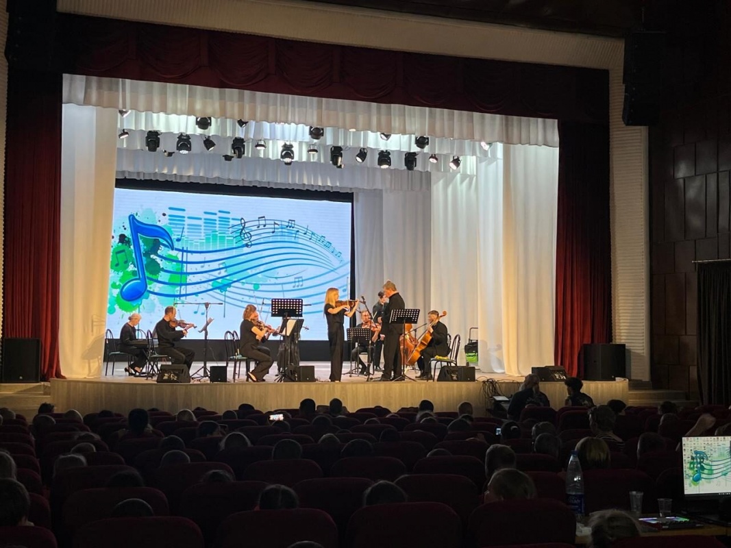 Концерт оркестра камерной музыки «Благовест». Зрители познакомились с инструментами камерного оркестра, услышали, как звучит каждый инструмент и даже попробовали собрать свой шумовой оркестр.