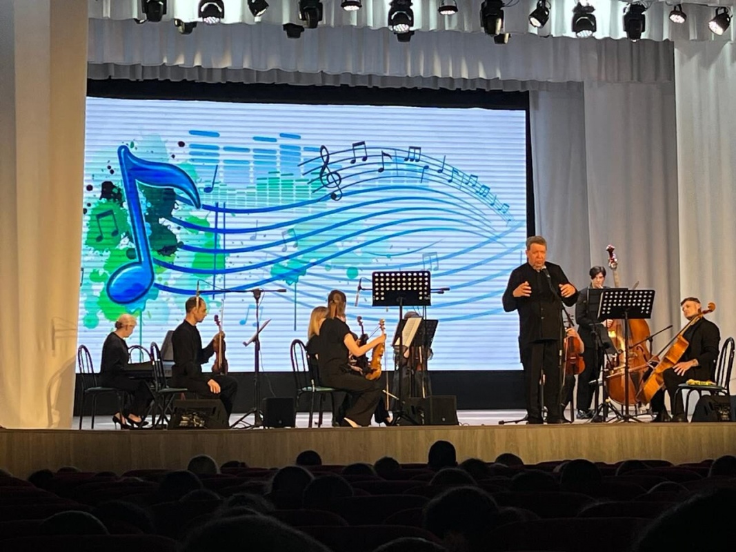 Концерт оркестра камерной музыки «Благовест». Зрители познакомились с инструментами камерного оркестра, услышали, как звучит каждый инструмент и даже попробовали собрать свой шумовой оркестр.